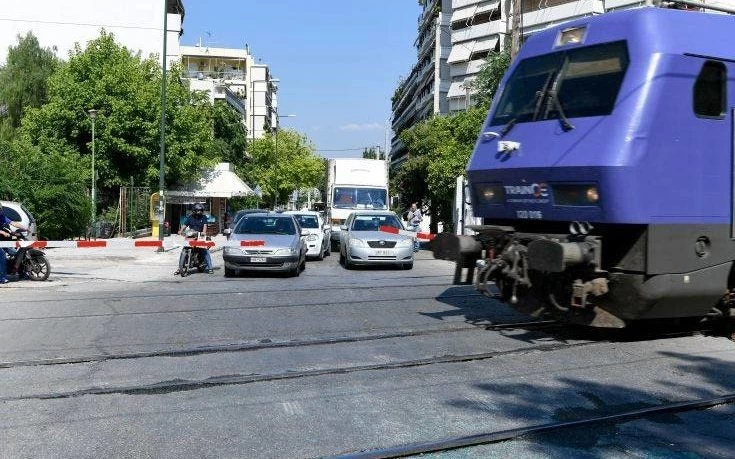 Καθυστερήσεις στα δρομολόγια του προαστιακού μετά τη σύγκρουση με λεωφορείο